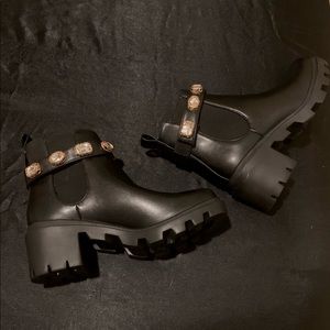 NEVER WORN—STEVE MADDEN STUDDED CHELSEA BOOTS—SIZE 7.5